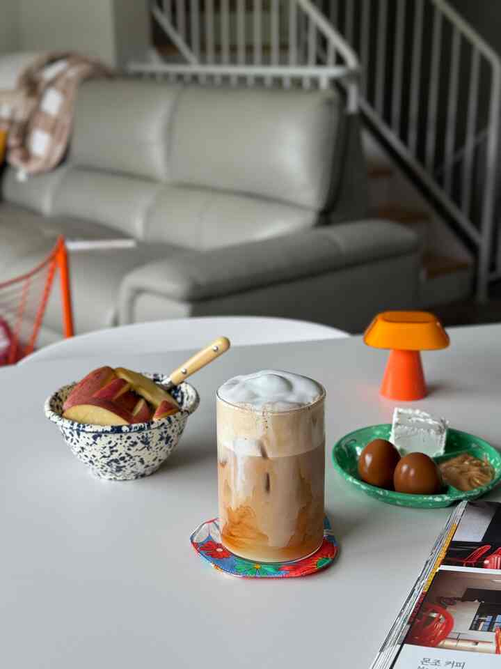 #サリムサル_3
#コンスープ

ネスプレッソエアロチノ4に変えてからアイスラテも
ミルクフォーム 夢中に上げて食べるので大好きです。
ホームカフェメニューがより豊かになりました。
クドクモンシル、喧嘩のようにしっかりとしたミルクフォームを作ってくれて
牛乳のほうれん味がもっとUP！
コーヒーグルメ行く必要なく我が家がすぐコーヒー！
ネスプレッソエアロチノ4が大好きです🫶🏻

＃サリムテムおすすめ＃ホームカフェテム＃ミルクフォーマー＃エアロチノ4
#ネッソ #ネスプレッソ #ネスプレッソエアロチーノ
＃ミルクフォーム＃ラテ作り＃ミルクフォーム＃ミルクフォーム
＃サリムテム＃ホームカフェ必需品＃ホームカフェ用品＃コーヒーグッズ＃ラテグルメ＃コーヒーグルメ