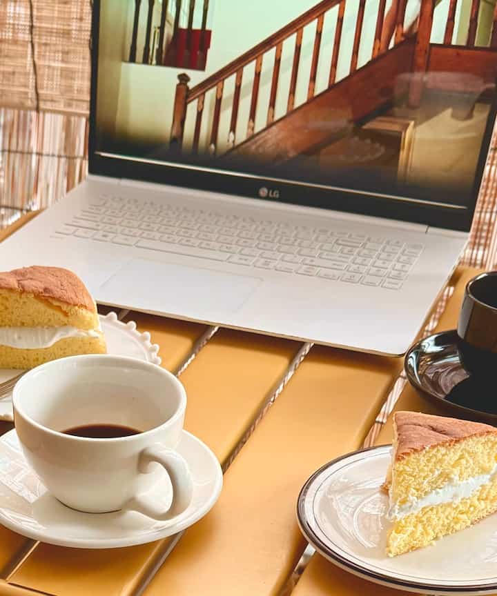 家族と一緒にコーヒーを飲みながら、この季節に見事な映画を鑑賞しました🎞️☕️
＃2026カレンダーになる家＃今日の私たちの家＃コンスープ記録＃ベランダの活用法＃執事日常＃ひざ＃人間の敷物＃季節の映画＃季節のレストラン＃デザート天国＃バタースポンジケーキ＃台湾カステラ＃コーヒー＃ホームカフェ＃猫と一緒に 