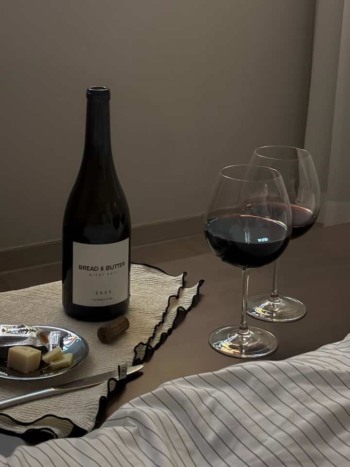 A gentle happiness on a Friday evening✨
Wine, cheese, and a movie in a thick blanket

#Home Cinema #와인잔 #이케아와인잔 #빔프로젝터
#Tableware #예쁜템최고야 #콘수프기록