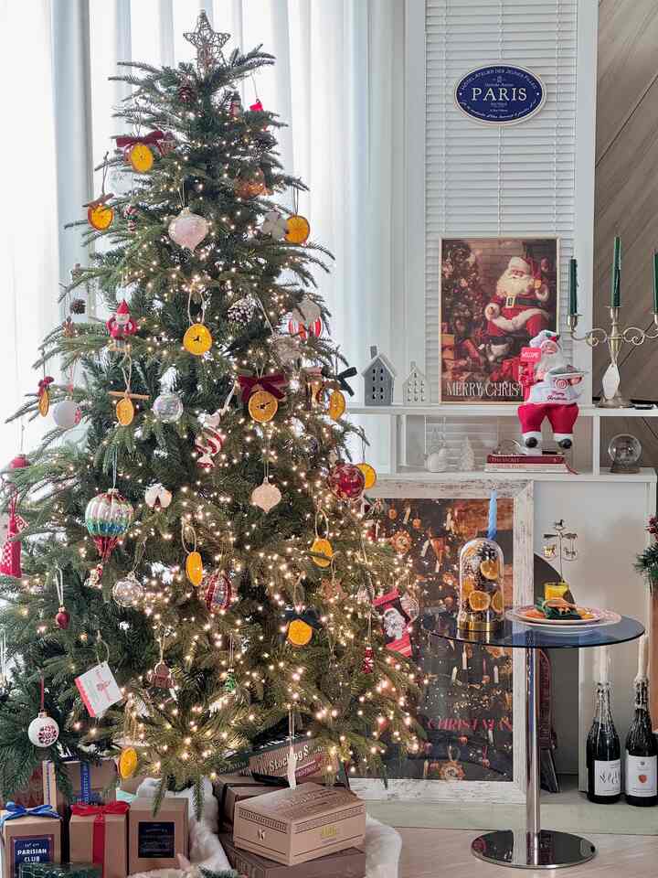 私の家は冬、特にクリスマスシーズンが最もきれいだと思います！
だから持ってきた昨年のクリスマス写真🎅🏻
今は夏ですが、やさしいクリスマスが恋しい今日です🤍🎄

＃2026カレンダーになる家＃冬＃ホームパーティー＃クリスマスデザート＃クリスマスストリート＃かわいいテム最高屋＃コンスープレコード＃私たちの家フォトゾーン＃今日のシーンカット＃新婚旅行＃今日の癒し＃クリスマスシーンカット＃クリスマスポスター＃クリスマス＃クリスマスゾーン＃冬のインテリア
