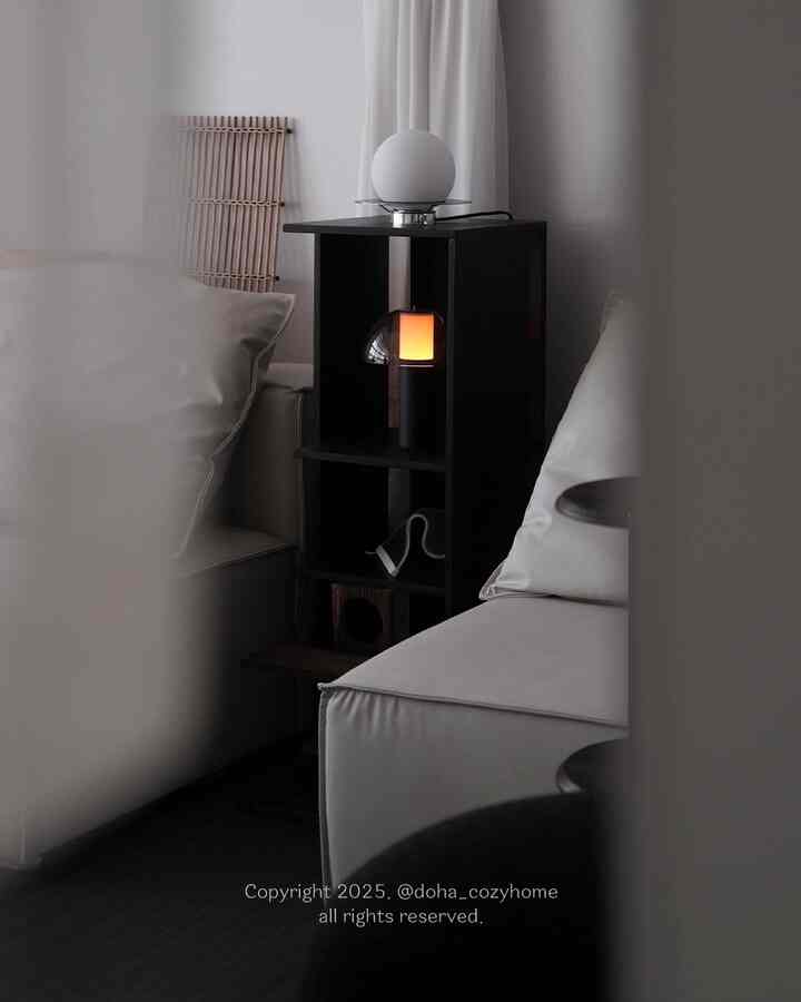 ＃今日の家私たちの家のリビングルームに大きな変化が少し起こりました！ 😎すでに気づいた方もいらっしゃいました🤎ついに私もモジュールソファを持ち上げました！🌝

革ソファは久しぶりですが、新素材シルキーレザー素材で通気性も良く、光が当たっても皮が剥がれる現象がなく、長い間初めてのような感じのまま使えるそうです。

艶消しコートのシャシャル塗った程度の光沢なので、私たちの家空間のムードとも自然によく合うことがありますよね！ 💫背もたれが低く着席感がどうか心配していましたが、大きめのクッションなどに当たって座るので思った以上に楽で、夫と私、ハエルがすべて満足して使用中ですよ。

モジュールソファの醍醐味は調理調理様々に配置を変える味（？）ですよね！リビングの両側にこだわりに配置して使うのに、毎日違うソファを迎える気持ちですよ！

@cozyadd_officialシルキーレザーモジュールソファ/コーナータイプ
•
•
•
•
•
＃モジュールソファ＃リビングインテリア＃レザーソファ＃リビングスタイル
＃ソファバッチ＃モジュラーソファ＃新素材革＃ホームリビング
#livingroomstyle #modularsofa #leathersofa #cozyinterior #コージーアド #ムード灯 
＃ソファーコーデ＃リビングインテリア＃レザーソファ