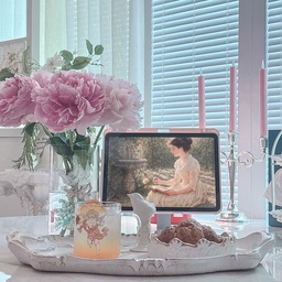 #홈카페 #콘수프기록 
달콤달콤 주말 𝓂𝒾𝓃𝑔𝒸𝒶𝒻ℯ✩
모처럼 느껴보는 햇살가득 예쁜 토요일이라 기분이 좋아요
호다닥 집안일 끝내놓고 여유롭게 즐기는 홈카페는 힐링 그자체𖤐
시원상큼한 한라봉에이드와 크루아상 하나 톡 올려놨을 뿐인데 
유명한 디저트카페 부럽지가 않아욤(ღ’ᴗ‘ღ)
#한라봉에이드 #여름음료 #카페음료 #홈카페레시피 #홈카페놀이 #온더테이블 #온마이테이블 #프렌치스타일 #프렌치인테리어 #홈스타일링 #소품인테리어 #화이트인테리어 
#frenchstyle #frenchinteriors #aethetic #weekendvibes  #cozyhomes #homecafe