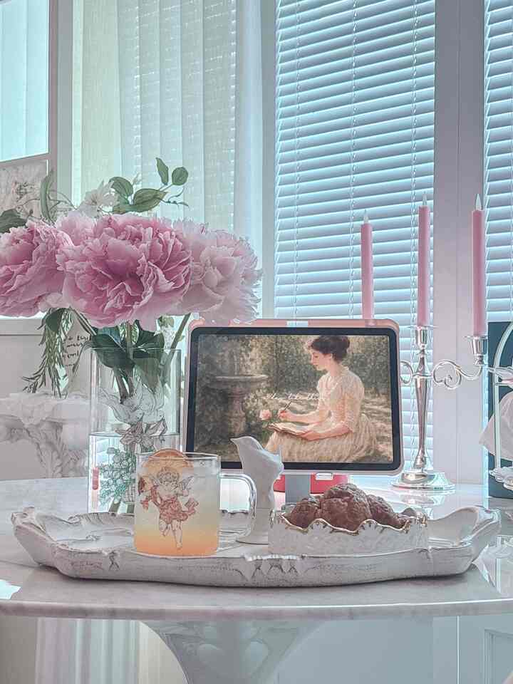 ＃ホームカフェ＃コンスープ記録 
甘い甘い週末𝓂𝒾𝓃𝑔𝒸𝒶𝒻ℯ✩
せっかく感じる日差しいっぱいきれいな土曜日なので気持ちがいいです
ホダダックの家事を終えてのんびり楽しむホームカフェはヒーリングそのもの𖤐
クールなハンラボンエイドとクロワッサンを一つだけ上げただけです。 
有名なデザートカフェ羨ましいじゃない（ღ’ᴗ‘ღ）

＃ハンラボンエイド＃夏の飲み物＃カフェドリンク＃ホームカフェレシピ＃ホームカフェ遊び＃オンザテーブル＃オンマイテーブル＃フレンチスタイル＃フレンチインテリア＃ホームスタイリング 
#frenchstyle #frenchinteriors #aethetic #weekendvibes #cozyhomes #homecafe