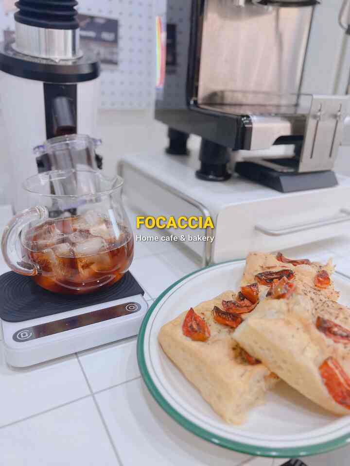 「焼く香りとコーヒーの香りが一緒に広がる朝」

今日のブランチは直接焼きポカチア
冷たいアイスハンドドリップのガラス。

焼きたてのパンサイサイ
鈴トマトの風味がそっくり培っていて、
その隣にはコーヒーよりも深い余裕。

静かなキッチン、暖かい光、 
そして自分だけのスピードで流れる時間。

FOCACCIA
Home cafe &  #포카치아 #브런치감성 #홈카페스타일 #베이킹과커피 #화이트인테리어 #slowmorning #홈베이킹 #홈카페존 