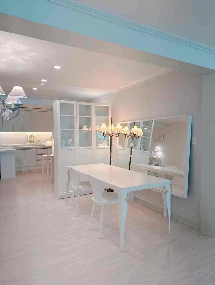 #우리집다이닝룸

I separated the space with an IKEA Billy storage unit and placed a dining table, and 
The dining room is now~🎶🎵

I chose the Newberdy dining table because it has a neat and simple design and the shape of the legs is a pretty point~
It comes in various sizes, so I think it can be used for various purposes as a table, desk, or dining table.

#French interior #화이트인테리어
#Seven Cat Butler #고양이 #맞팔
#IKEA #수납장 #책장 #이케아수납장
#Billy #빌리책장 #독서대
#vbc Casa #까메오 #시리얼볼 #예쁜그릇 
#Pretty item #버터디쉬 #인칸토
#Transparent reading stand #무선조명 #뉴베르디 #트레이
#Coffee cup #버지니아까사 #케이크스탠드
#Dessert plate #테이블 #식탁

