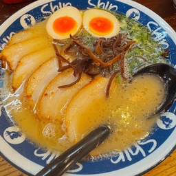 #후쿠오카여행 #맛집투어
이번 사진은 지난번 다녀왔던
#후쿠오카여행 #맛집추천 이에요👍🏻
하카타역몰 지하에 있는 #라멘맛집 #신신라멘 인데
ㄷ한국인 입맛에 아주 잘 맞게 마늘맛도 풍부하고
돼지육수가 진해서 정말 맛있더라구요🍜
먹다보면 조금 느끼할 수 있어서 오이무침반찬은
꼭 추가하시고 볶음밥도 꼭 같이 시켜드세요😊
한국인 반기는 곳으로 카드결제도 되고
한국어 메뉴도 되니 후쿠오카 가신다면 추천해요🩷
#내돈내산 #맛집탐방 #일본여행 #오홈스토랑
#콘수프기록  #오늘장면한컷 #오늘의집에서샀어 #핑크작가