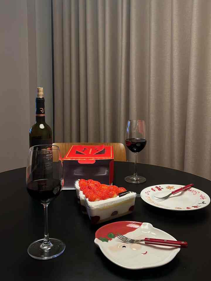 ＃2026カレンダーになる家＃冬

昨年の冬のクリスマスの思い出を取り出す
ツーサムツリーケーキとモダンハウスクリスマスプレートで少し飾られた私たちの年末テーブル、、今年の冬も暖かい瞬間でいっぱいになります🎄

＃コンスープ記録＃クリスマス＃クリスマステーブル＃クリスマス小道具＃クリスマス小道具＃クリスマス皿＃クリスマスケーキ＃トリケーキ＃思い出旅行＃今日のシーンカット
