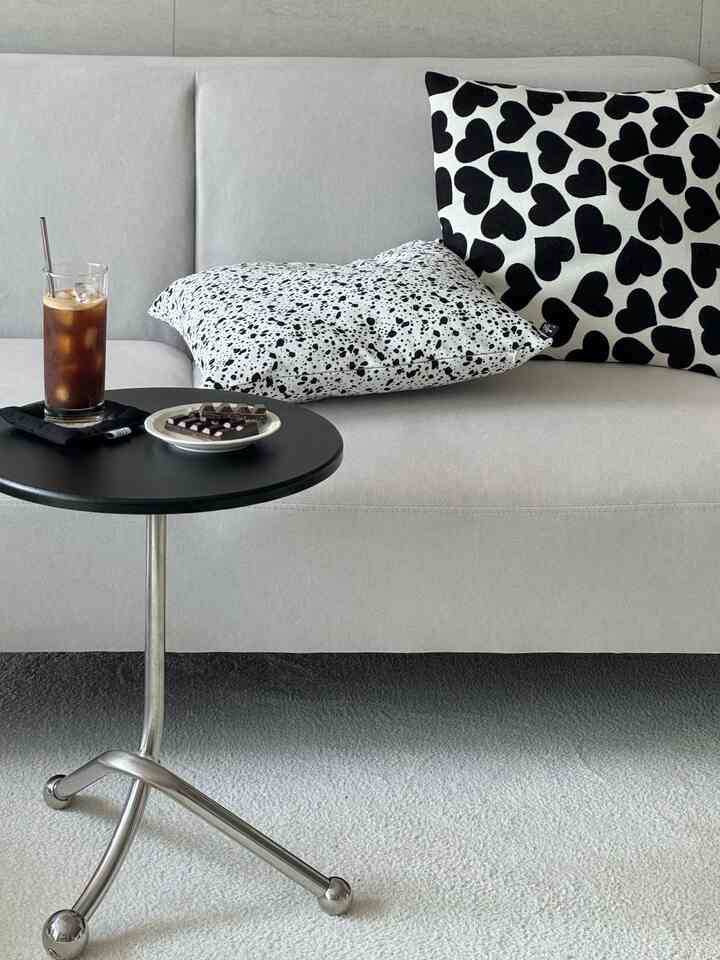 いいえ、私はテーブルサンガーを誇りに思っています🖤

📦送料込み28,900ウォン
この価格でこんな感性テムとは…
ミッドセンチュリーサークル400サイドテーブル
苛性雨は狂っています。

どこに置いてもよく似合い
グロスブラックトッププレート+スチールレッグコンビネーション
ちょうど雰囲気が大きいです🖤

＃かわいいテム最高です＃コンスープ記録＃ショパテーブル
＃サイドテーブル＃ミッドセンチュリー家具＃感性インテリア
＃歌声ビテーブル＃リビング飾り＃ソファテーブル＃ミニテーブル
＃小さなテーブル＃ホームカフェ家具＃テーブルおすすめ＃今日の家
＃ブラックテーブル＃デザインテーブル＃安いアイテム＃価格の実話
＃デザイン家具＃カフェ感性＃サークルテーブル＃スチールテーブル
＃ベストセラー家具＃新婚旅行家具＃宅配便を含む＃