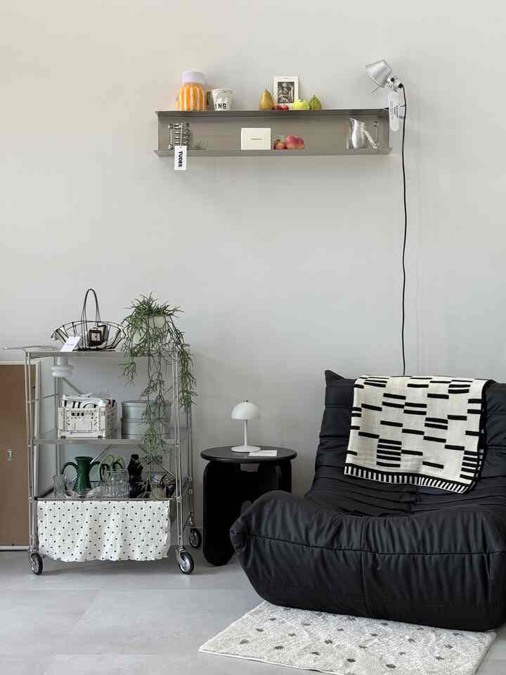 #쇼룸같은우리집
1️⃣I tried to make a living room without a sofa,
but I guess I had to have a sofa😂
After filling the empty space with a single sofa,
it became a showroom-like space
with the wall shelf and trolley.

2️⃣A new table!
The silver points on the table legs and chair frames are attractive. These days, I enjoy sitting here at night,
shooting beams at the wall, and eating late-night snacks🩶

#Today's Home #거실 #거실인테리어 #복층거실 #복층인테리어 #거실꾸미기 #거실테이블 #예쁜템최고야 #1인소파 #1인소파추천 #블랙앤화이트 #블랙앤화이트인테리어 #거실가구 #테이블 #식탁 #식탁인테리어 #식탁추천 #4인가족식탁 #4인용식탁 #쇠테리어 #트롤리 #트롤리활용법 #트롤리수납 #블랙스툴