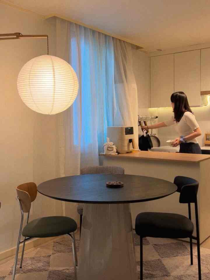 #ロマンダム新婚
私のロマンはまさにキッチンです。.🙊

現在家に引っ越してきた後、最も幕屋だったのがキッチンだったと思います。

上下にしっかり詰まっている上下部長、目立つようにちゃんとした白色LEDなど、狂気は長板など。

チャーターハウスなので施工ができず、セルフインテリアアイテムをたくさん使って現在のキッチンが完成しました:) 

上部なども変えてくれ、ラグも敷いてくれて汚れたものは隠せるように収納場とアイルランドまで設置してくれたらすっきりと暖かい感じがしますね！

何より大きな分け前をするのはまさに円形テーブル💫

私の家のキッチン非ポアフターの違いはすごいですか？🙊💭

。
。
。
＃セルフインテリア＃selfinterior＃homeaesthetic＃homestyledecor＃homedecor＃ヘンジデザイン＃キッチンインテリア＃キッチンセルフインテリア＃ダイニングルーム＃ダイニングテーブル＃ダイニングインテリア 