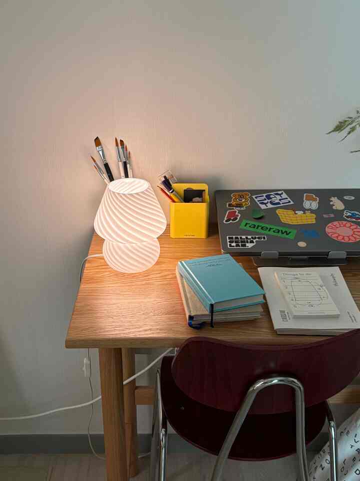 My small study in a corner of the living room
It's so hard to do anything consistently-!

#Desk Terrier Tribe #책상꾸미기 #데스크꾸미기 #사부작사부작 #원룸테이블 #원룸책상 #작은방꾸미기 #작은집인테리어 #거실인테리어 #취미방인테리어 #취미공간