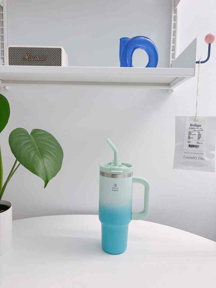 #예쁜템최고야 4

Carry bottle summit tumbler 900ml with a good grip and pretty design and color
What I liked the most was the 2-in-1 lid design. You can open the lid and drink right away, or you can use it by inserting a straw, so it is practical because you can use it depending on the situation.
In addition, the fact that even hygienic use was meticulously considered was impressive. When you put a special silicone mouse on the stainless steel straw, it transforms into a curved shape, making it not only easy to drink, but also soft to the touch and protecting your teeth, so I'm satisfied :) 

#Carry Bottle #써밋텀블러 #텀블러추천 #휴대용텀블러 #대용량텀블러 #손잡이텀블러 #반원테이블 #화이트인테리어 #레어로우시스템선반 #레어로우시스템쉘빙 #인테리어소품 #콘수프기록