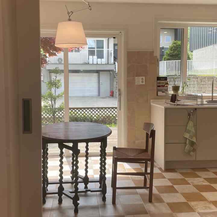 Kitchen seen from the living room

Living room seen from the kitchen

In the morning, the sun shines into the kitchen,

and in the evening, the living room.

I didn't know that sunlight was this important while living alone.. I love it so much 🧡💚

#Single-family house #단독주택인테리어 #전원주택 #인테리어 #오늘의집 #오늘장면한컷 #오늘의우리집 #리모델링 #구옥리모델링 #주방인테리어 #우드인테리어

