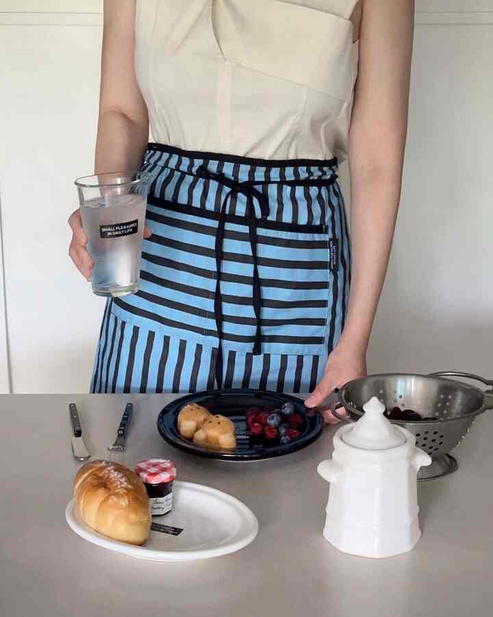 #2026달력이될집 #여름 

Musim panas ini juga akan menjadi musim tercantik di rumah kami 🍑☀️ Di suatu sore yang cerah, hanya mengenakan celemek keren dengan nasi membuat saya merasa musim panas tepat.

Pola bergaris yang keren,
Celemek berwarna biru yang menambah kesegaran di dapur
Bersama-sama, hari ini, saya merasa senang berdiri di dapur.

#SummerPreparation #여름 #우리집 #주방 #주방꾸미기 
#StripedApron #블루무드 #감성주방
#OurHomeCafe #홈스타일링 #살림일기 #스트라이프
#SummerMood #여름일상 #소통환영 #소통해요