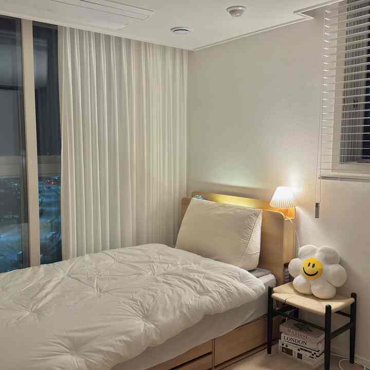 ＃ウッドスタイリング＃ウッドインテリア＃ゲストルームスタイリング＃ホームスターグラム＃ウッドトーンインテリア＃居心地の良いスペース＃シンプルインテリア
ウッドスタイルで飾られた居心地の良いゲストルーム🤎
暖かいウッドトーンの家具と柔らかな照明で飾られたゲストルームです。
シンプルなデザインにかわいいスマイルクッションでポイントを与えました。
快適に休むことができる居心地の良い空間になることを願って、、