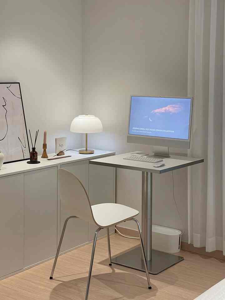 #데스크테리어족 I put a simple table in a small room and it's good for utilizing space. If it's a space for simple work, I recommend a simple table and chair combination -🩶

#Consoup Record #원룸꾸미기 #신혼집꾸미기 #신혼집서재 #서재방인테리어 #서재꾸미기 #홈오피스인테리어 #홈오피스꾸미기 #컴퓨터책상 #아이맥 #쇠테리어 #데스크테리어 #좁은방인테리어 #좁은방꾸미기 #콘수프
#Busiest at Home #예쁜템최고야