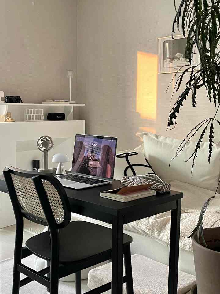 These days, the weather is so hot that I often end up working near the cool verandaㅋㅋ
These days, I think it was a really good idea to put a desk in the living room💙

#DeskTerrainTribe #거실 #거실테이블 #작업공간 #블랙인테리어 #블랙앤화이트 #빈티지 #집꾸미기 #오늘장면한컷