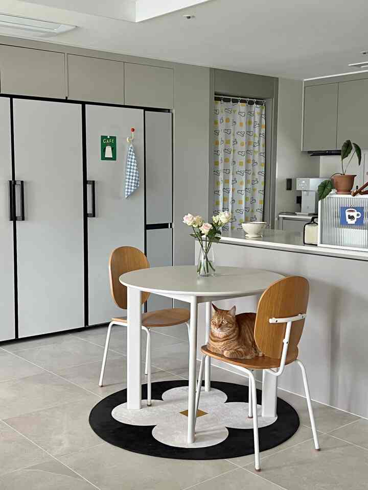 #우리집다이닝룸

Ruang Makan Kami dengan Bunga. Vas bunga, kucing bunga, permadani bunga^^
Saya meletakkan permadani bundar dan kursi dengan sandaran bundar agar serasi dengan meja makan bundar~

Ada ruang yang tidak jelas di sebelah kulkas dapur,
jadi saya meletakkan lemari ceruk di dalamnya dan sangat pas, jadi saya menyukainya^^
Saya menambahkan kartu pos kafe rumahan yang lucu dan kait magnetis ke kulkas,
dan saya menggantungkan tirai untuk membuat pintu kusam ruang serbaguna menjadi lebih cerah^^

Itu adalah ruang tempat keluarga saya berkumpul setiap hari untuk makan dan minum teh,
jadi itu adalah ruang yang penuh kasih sayang^^

#Dapur #주방인테리어 #주방꾸미기 #주방인테리어소품 
#Kulkas objek #lg오브제 #냉장고틈새장 #틈새장
#Meja makan bundar #레이어식탁 #레이어 #홈카페 #홈카페존
#Alat peraga interior kafe rumahan #홈카페인테리어 #홈카페엽서
#Perlengkapan dapur #다용도실커튼 #가리개커튼 #귀여운커튼
#Sekat dapur #유리파티션 #엽서 #원형러그 #꽃러그
#Karpet #맞팔 #맞팔해요