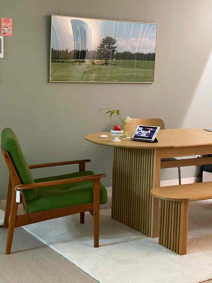 #우리집포인트컬러 #그린

Since the living room point wallpaper is a soft green tone,
I chose it as the point color for the entire house! 💚💚

When I first saw this house,
The refreshing green forest view in summer was so pretty🍃

A drop of green on the bedroom side table and bedding
A drop of green on the living room armchair
A drop of green on the kitchen refrigerator

#Living room #침실 #거실가구 #침실가구 #거실인테리어 #침실인테리어 #거실스타일링 #침실스타일링 #포인트컬러 #컬러아이템 #컬러인테리어