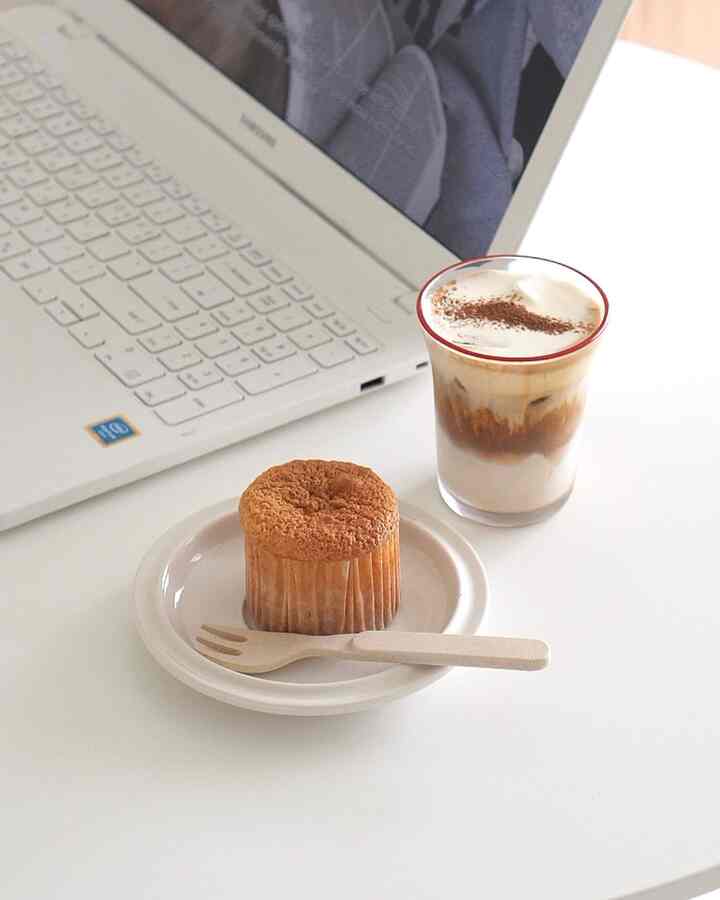 カステラマフィン＆クリームラテ

しっとりとしたカステラマフィンに柔らかいクリームラテの組み合わせ🧸🤍

#ホームカフェ #ホームカフェ遊び #ホームカフェレシピ #カステラ#マフィン