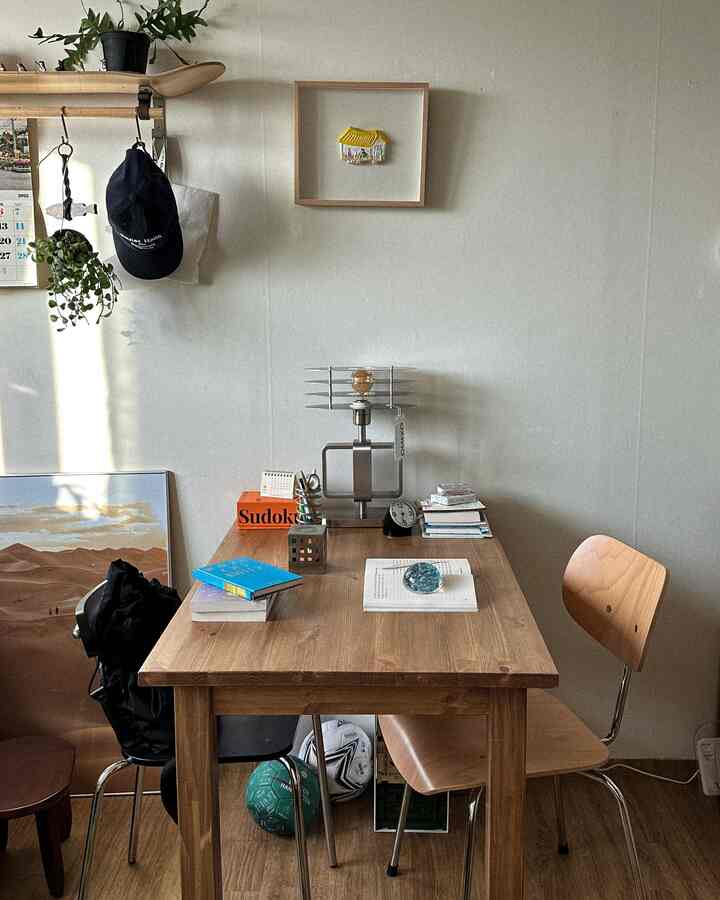 ナチュラルなウッドトーンの6畳の部屋、デスクとテーブルランプが配置された印象的な学習・在宅勤務空間