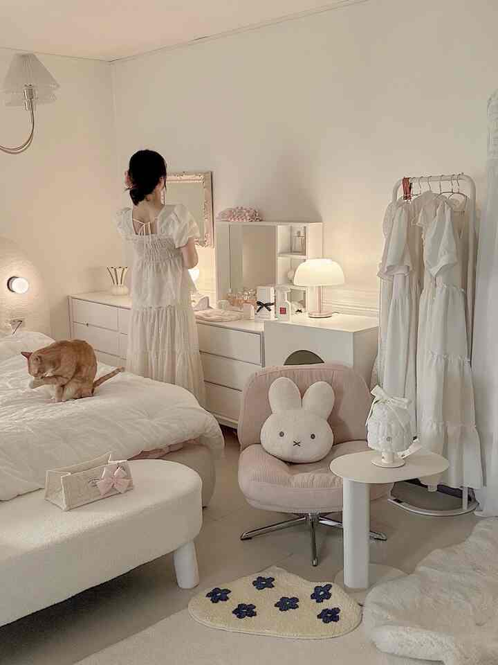 輝く朝
素敵なローズの香りで始まる 

エレガントな花の香りが残響で長く残るボディミストとハンドクリーム🫧
夏にはべたつかず、しっとりは長く残るボディミストをよく使用します。
シャワー後にぬるぬるしたら終わり🥹 
ドングルドングルかわいいハンドクリームも一日中良い香りで気持ちいいですよ🤍

ボディミストはファブリックやスペースにも様々に使えますよ 

/すでに夏🌿

ボディミスト/ローズ、ハンドクリーム/ロージローズ

＃ディープパーランス#ベッドフレーム #化粧台椅子 #homestyle #catlife #roomdecor #bedroom