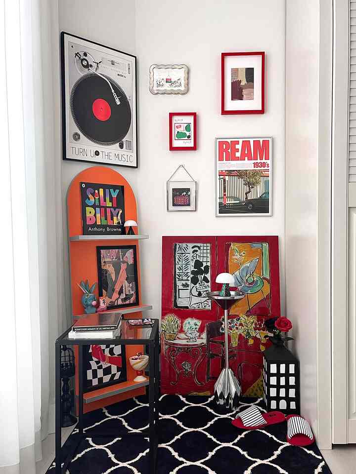 #2026달력이될집 #겨울

Zona foto dinding bulan Januari dihiasi dengan warna merah, warna yang muncul di benak ketika memikirkan Tahun Baru.

2025, tahun yang dimulai dengan semangat yang membara seperti api di ruang yang penuh warna. Dengan energi itu, saya berharap setiap hari di tahun 2026 akan cerah dan bersinar 🌹

#Hidup bersama orang tua #미드센츄리 #미드센츄리모던 #컬러인테리어 #블랙인테리어 #방꾸미기 #조명 #러그 #포스터 #액자 #액자인테리어 #벽꾸미기 #맥시멀리스트모여라 #맞팔 #맞팔환영 #셀프인테리어 #홈카페 #갤러리 #오늘장면한컷 #인테리어소품