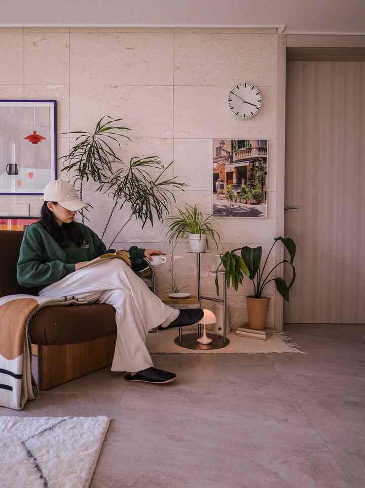 Musim gugur lalu, saat cuaca dingin

Saya menaruh tanaman di meja tanaman Gibenu, dan tampak bagus, dan saya dapat menggunakan lampu dan buku sebagai meja, jadi saya merekomendasikannya kepada mereka yang ingin menanam tanaman di dalam ruangan ㅎㅎ

#2026CalendarHouse #가을 #거실인테리어 #플랜테리어 #플랜테리어카페 #홈스타일링 #집꾸미기 #화분인테리어 #화분선반 #식물일기 #포르투갈러그 #30평대아파트인테리어 #30평대거실인테리어 #조명인테리어 #사이드테이블 #쇠테리어 #오늘의가든