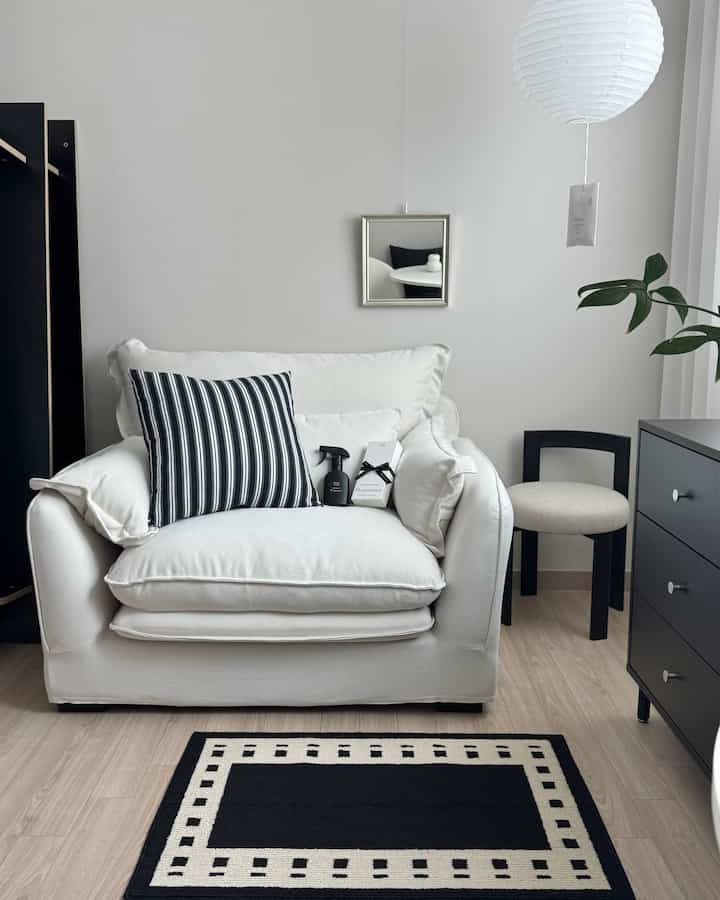 ボディローションの代わりに使いやすいパピュムボディスプレー🫧
手にボディローションがべたつかなかったらいいな、
体から良い香りを出したいときに香水の代わりに使うと
いいです:)

ボディスプレーは初めてです。
ボディだけでなく、ルーム、ファブリックなどのマルチスプレーで
利用可能だと言う 👍🏻

束ねずに均等に噴射される霧噴射型だから 
使いやすいですね

私がピックアップした香はマスクウッドの香です
夫と一緒に一緒に使ってもいいと思います。
ドレスルームに置いて使用しています🖤


🗝️パルファムボディスプレー_ Musky  #홈스타일링 #블랙앤화이트인테리어 #신혼집 #오늘의집 #집꾸미기 #home #interior #bedroominterior #드레스룸 #드레스룸인테리어  #1인소파 #블랙수납장