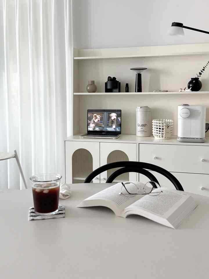 A cup of coffee at a newly decorated home cafe🫶🏻
This is a storage cabinet I received through Ogam Review
It goes so well with my house
And I feel good every time I look at it because it's secretly well-received🤎

I always insisted on latte, but the weather got so hot
I ended up drinking Americano with ice in it when I woke up in the morningㅎㅎㅎㅎ🤭

#Corn Soup Record #오홈카페 #오홈스토랑 #룸투어 #네스프레소 #20평대인테리어 #캡슐커피 #커피머신 #커피타임 #coffee #마옵인테리어 #집꾸미기 #홈데코 #신희타 #집스타그램