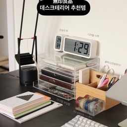 무인양품 덕후의 데스크 추천템 ✨
몇 년째 잘 쓰고 있는 책상용품 추천해요-
❶ 아크릴 케이스 5단
펜이나 노트 수납하기 좋은 투명한 수납함이에요!
안에 내용물이 보여서 찾기도 쉽고 다양하게 활용하기 좋아요. 예전에는 화장품 정리함으로 쓰다가 지금은 문구용품 정리함으로 쓰고 있어요. 
❷ 공구함(툴박스)_ 펜 정리함
가위, 풀, 각종 펜, 지우개 등 막 꽂아놓기 좋은 툴박스에요.
손잡이가 있어서 이동도 쉽고, 칸막이도 자유롭게 조절할 수 있는 게 제일 큰 장점! 무엇보다 디자인이 너무 예쁨,,,
❸ 마스킹테이프 디스펜서
집에 여기저기 굴러다니는 마스킹테이프 디스펜서에 꽂아수 한줄로 쭉 놓아두면 얼마나 편하게요,,, 자주 쓰는 건 꺼내놨는데 그냥 그 자체로도 너무 예뻐요 ㅎㅎ 
#데스크테리어족 #데스크테리어 
#무인양품 #무인양품에서뭐사지 #무인양품추천템 
#무인양품문구 #문구정리 #문구수납 
#아크릴정리함 #수납템 #디스펜서 #온습도계 #디지털시계 #아르테미데 #서재인테리어 #데스크꾸미기 
#집에서제일바빠 #콘수프기록 
