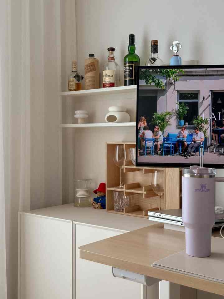 📝 #재택근무 #홈바
🏷️ #서재 #우드앤화이트 

The hobby of working from home is... computer games🤦🏻‍♀️
So, except for the time I sleep during the 24 hours,
I fall into the trap of being in the study room🥹

When decorating the study room where I spend the most time,
What space did I want to resemble the most? My favorite furniture brand #vitsoe London #쇼룸 .ᐟ 
Among them, the most impressive mood..
Right, white steel + wood 🥹
I wanted to add the mood of the showroom to my house as well because it was so impressive.ᐟ 
But it's still hard to buy in advance, and wall shelves are also hard for me,
so I'm a home decorator... ✨ 

My savior is #한샘 Archive #수납장
With a tall iron shelf in full white,
the storage alone can act as a white iron wall shelf 🫶🏻

I also added another hobby, alcohol 🍷🍾🥃
and decorated it neatly by adding a cup shelf 😊

It's still a long way to go,
but I'll share the story of decorating this space again 📋

Please introduce some great items for decorating your study room 🤍

#Record Challenge #쇼룸같은우리집 #화이트 #화이트인테리어 #화이트우드 #컵선반 #홈카페 #서재스타일링 #서재인테리어 #수납장인테리어 #선반 #선반인테리어 #맞팔 #신축아파트 #신혼집 #신혼부부 #신혼집인테리어 #집들이선물