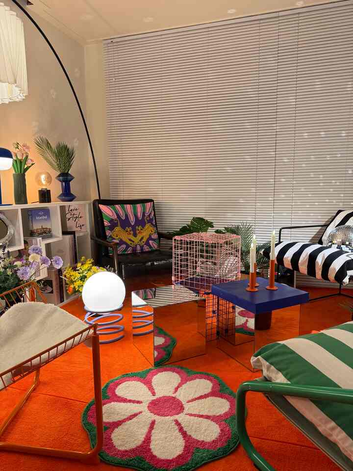 Satu karpet oranye mengubah ruang tamu sepenuhnya!

Saya tidak begitu menyukai lantai yang ada.

Saya mencari dengan saksama Today's House dan menemukan cara untuk mengubahnya, dan kali ini, saya meletakkan karpet oranye Bybeam, dan suasana ruangan berubah total.

✨ Dengan bola disko, saya menciptakan suasana baru🧡

Dengan warna oranye yang hangat,
lampu bola disko yang ditambahkan,
ruang tamu terasa hangat di siang hari,
dan penuh suasana di malam hari.

🏠 Setiap kali saya pulang, saya merasa seperti telah bepergian ke dunia baru.

Meskipun itu rumah saya,
ketika saya melihat ruang tamu,
saya merasa seperti telah bepergian ke tempat yang indah.

💛 Setelah mengubah ruangan, cinta saya terhadap rumah saya semakin dalam.

Setiap kali melihat ruang tamu yang berubah dengan indah, saya merasa bangga dengan diri sendiri dan merasa rumah saya menjadi lebih baik.✨

Saya tidak tahu bahwa perubahan kecil dapat membawa kepuasan yang begitu besar.😭

Saya rasa saya tidak ingin meninggalkan rumah untuk sementara waktu🧡

#Interior penuh warna #컬러풀소품 #컬러풀가구 #컬러풀하우스 #오렌지인테리어 #오렌지포인트 #오렌지컬러 #이케아 #이케아조명 #이케아추천템 #이케아로꾸민집 #이케아의자 #이케아diy #diy #diy리폼 #diy인테리어 #positivelovepower #이케아스타일링