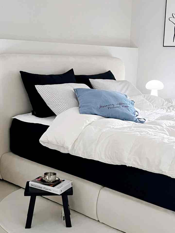 #오늘의우리집

Pergantian Perlengkapan Tidur di Musim Panas🩵

#Rekor Consoup #콘수프 #침실스타일링 #침실꾸미기 
#Pencahayaan Kamar Tidur #침실조명 #침실러그 #침대꾸미기