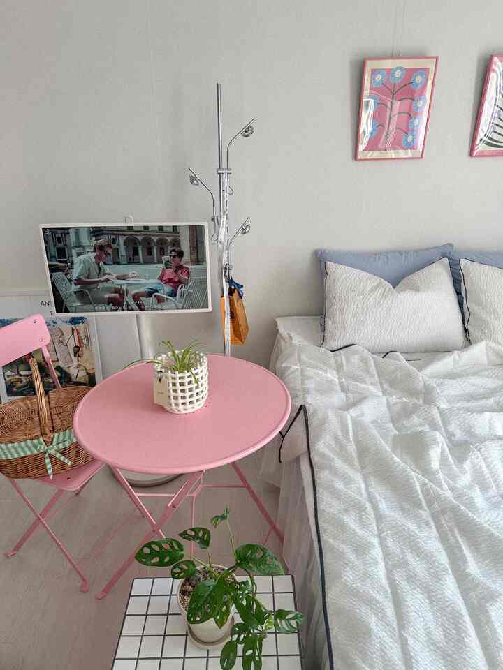 #우리집포인트컬러 adalah PINK💖
1. Set meja dan kursi lipat IKEA
2. Bingkai foto dan poster PSTR Studio
3. Troli laci 5 tingkat

Untuk mereka yang menyukai suasana hati yang indah

Pink adalah cinta🩷🩷

Kepekaan warna pink yang tidak dapat hilang bahkan jika Anda ingin kembali ke akromatik💘

#Interior kamar tidur #거실인테리어 #pstr #이케아야외테이블 #트롤리 #핑크인테리어 #핑크 #pink #러블리인테리어 #컬러인테리어 #자취인테리어 #자취방꾸미기 #홈스타일링 #맞팔