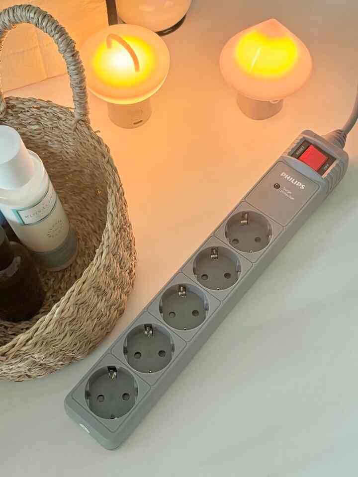 ＃五感レビュープログラムを通じて製品を提供され、直接使用してスタイリングした後期です。

「フィリップス」の「プロサージ保護高容量マルチタップ過負荷遮断5球2Mグレーカラー」を選択してみました🤍

🫧機能
過負荷遮断+サージ保護までなるフィリップスサージ保護プロマルチタップ
-最大3,520W高容量✨
- 過負荷時に自動的に電流を遮断して火災などの安全事故を防止し、電圧変動を最小化
- 待機電力遮断スイッチを押すと残留電力を完全に遮断（マスタースイッチだけをオフにするとコードを抜くのと同じ効果だと思います👍）
-漏電と誘導電流による電気事故を予防する安全接地極を使用（装備の損傷を防ぎ、装備寿命も延長させてくれるそうです！）

（*サージ->電子機器に致命的な瞬間的に増加する衝撃性の高い異常電流や電圧）

🫧利便性
5球で構成されていて一度に複数個を挿すことができて良く、2mの長さで多めに使えてよかったです☺️私は化粧台の下に置いて使ってみましたが、化粧台に座って使う電気製品が本当に多いでしょう。退屈だから横にスタンバイ美も入れてあげなければならないしギターなど！いろいろなものを入れておけばよかったですㅎㅎ

🫧デザイン
きれいな濃いパステルグレーの色なので、すっきりながらシンプルなデザインで良かったです🩶どこに置いてもきれいなグレー色感🩶

🫧大容量電気を使用する家電製品を複数個差し込んで使用するときにも気軽に使えてよかったですㅎㅎ
ダイソンで髪を乾かしながらiPadも充電し、複数の家電や製品を一緒に充電させても心配なく🩶
サージ保護になっているという赤い火が点灯しているので、より安全な感じになっています。

＃製品提供＃フィリップス＃フィリップスマルチタップ＃マルチタップ＃マルチタップ推奨＃高容量マルチタップ＃過負荷遮断＃サージ保護