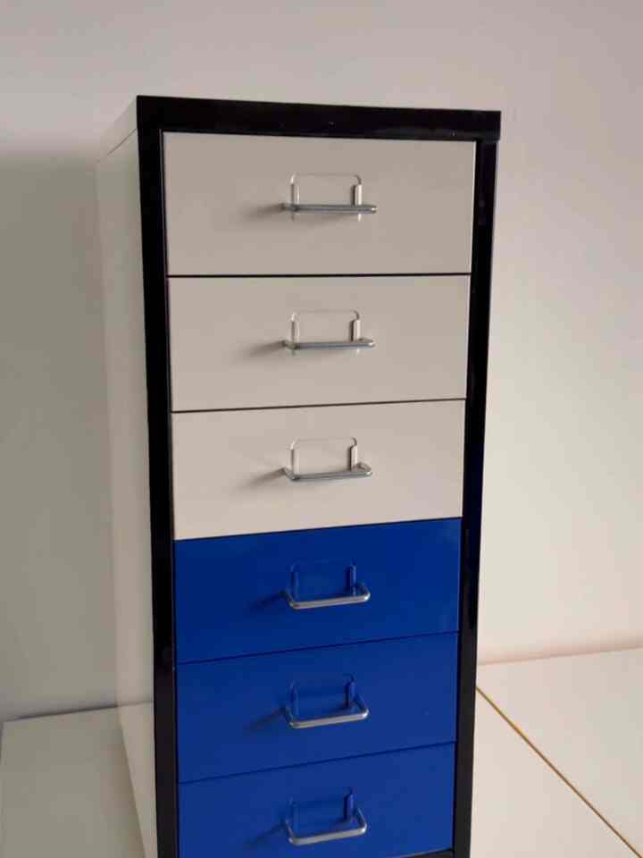 約10年ほど使ってきたIKEA「ヘルメール」をDIYしました。

おそらく多くの方がお持ちですか。
車輪が付いていて移動が楽でもあり、
引き出しを開閉するのも楽で10年ほどよく使いました！

机のある空間に事務用でも、家庭用としてもほとんど必須ではないかと思います。それだけイケアベストアイテムであり国民テムと呼んでも遜色ないようです。

この奴を躊躇しちゃう紹介する理由はそれなりに少し面白い話をしているからです。

私は2年に1回ずつ引っ越しをして、数多くの引越しを通っている間にも他はすべて捨てても、このやつは必ずで、負け、載せて行きましたね。いつの間にか私とチョンが聞いたようです。それだけ便利に使ったからだと思います。

何度も引っ越している間に持ち歩きながら、あちこち傷、苦しみ、使った時間が古いほど古くなるのは仕方がありませんでした。

私が好きで面白いことをしようと決めた瞬間からは、私の頭の中がすべて「どんな面白いことを飾ってみようか？」に没頭している最近です。

ああ、私は個人的に青が好きです。
理由はわかりませんが、ちょうど青が本当に良いです。
しかもストライプは丸Xですよ。

私が作るもののほとんどが私の無意識に込められたものなのですが、作ってから見ると全部ストライプ天地よりです。

私は「青とストライプが好き」という言葉を長くしましたね。 （これからもストライプはよく登場します！😃）

まぁだから、ちょうどナプダ色を変えた。
結果はもちろん、大満足です。

ほとんど既製品をそのまま使用します。

変えてみると、10年間で持ち歩きながら苦労したのが無色になるほど見栄えが良く、気持ちいい作業でした。

全部作ってみると悟った事実があります。
物は私がどんな愛情を与えるかによって価値が変わるということです。

何度も引っ越している間に苦労したときは、私は知りませんでした。この重い鼓鉄をなぜ買って苦労したかったりもしました。さて今見たらこんなに楽しい瞬間を迎えようと10年間持ち歩いてみますよ！😃

初めて振りかけるスプレー作業に非専門家である「私ができるか？」自らについて疑った瞬間も多かったです。

「間違えたらどうしますか？」

ところで「間違っても10年も使ったのに何どう？」自らを多独で面白く変えようとしました。

ペイント塗りをしますか？スプレーをかけますか？絵になりますか？インターネットで探してみて、どんな色を選ぶか、その瞬間が不思議にもやりたくなかったです。

私も本当に不思議です。こんなに楽しいというのが。何の報酬もなくても大丈夫です。私が楽しくて、ちょうど過程も結果も楽しんだという事実に気づきました。こうしてやりたいことをして生きていきましょう。

DIYしてみて感じたことが多いです。
「これになるか？」、「私もできるか？」

自らについて確信できない瞬間が訪れることになるが、そのたびに「これはすべて学ぶ過程だ。私が好きなことをするのに何を恐れて？」、「誰がさせたわけでもなく、私の選択じゃない？」という答えが出てきました。

さらに「少し失敗しても、再び修正すれば良い」という事実。 「過程を通じて人生を楽しむ方法」を悟ったらそれで十分です。

こういう学びは真の祝福のようです。だから私が他の人と共有したいと思います。私たちがするすべての行動はすべて学びの過程です。最初から上手な人がどこにいるでしょう。やればいいです！

人生の些細な瞬間に、私たちは本当の変化を生み出すことができます。これが私がDIYをする理由です！😍

＃イケア＃ヘルメール＃イケアリフォーム＃家具フォーム＃カラーインテリア＃カラーテリア＃ブルーインテリア