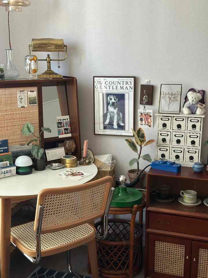 ナチュラルトーンとヴィンテージ要素が調和した狭い部屋のカフェ風デスクスペース