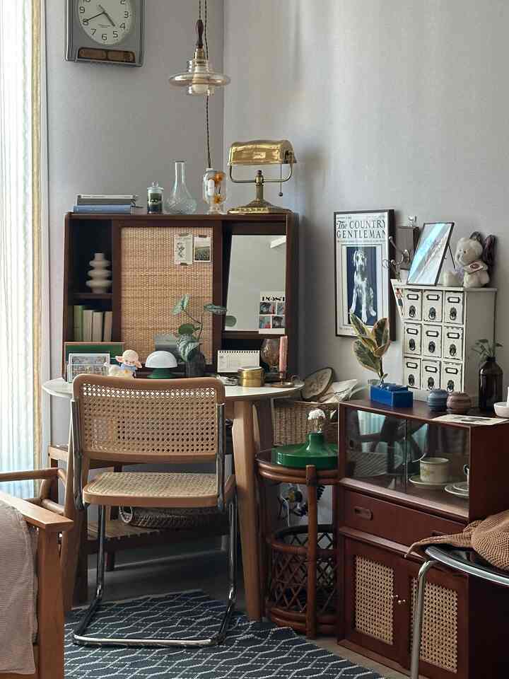 木目調とナチュラルな家具が配された温かみのあるリビング空間