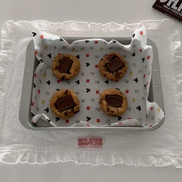 #오홈스토랑 #콘수프기록
내가 만든 쿠키~🍪🤎
언니가 준 귀여운 종이호일로 뭘 할까 하다가
밀가루 안 들어간 르뱅쿠키를 만들었어요!
귀여워서 사진 찍는다고 그냥 돌렸더니 깜빡하고 베이크 모드가 아닌 에프 모드로 돌려서 겉이 갈색이 되어버린..😳
색은 아쉽지만 맛은 최고 맛있었어요!🖤
#베이킹 #종이호일 #키친크로스 #베이킹밧드 #초코쿠키 #쿠키만들기 #법랑볼 #믹싱볼 #계량스푼 #에그케이스 #계란트레이 #에그트레이 #스텐볼 #소스볼 #저울 #베이킹저울 #주걱 #요리주걱 #블랙도마 #미니도마 #에피큐리언 #글로벌나이프 #미니쵸퍼 #미니중식도 #에어프라이어 #에어프라이기 #오븐 #쿠진아트 