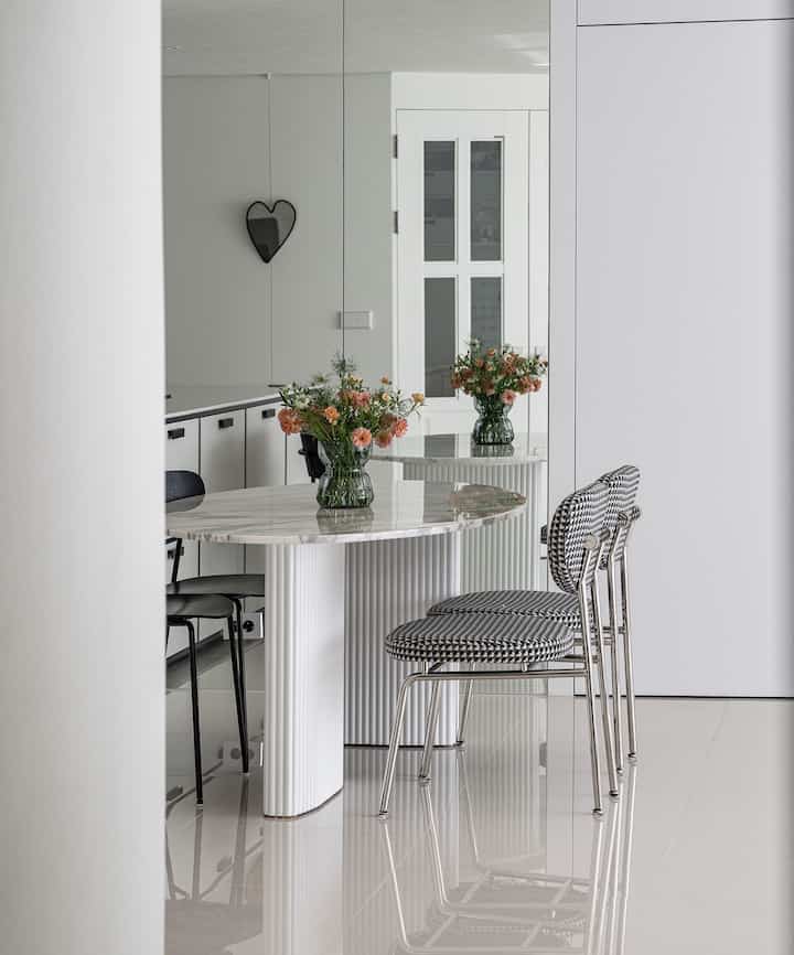 #2026달력이될집 #봄
#DiningSpace #꽃인테리어

.
Saat Anda memasuki rumah di sepanjang lorong, selalu ada bunga
Ruang makan yang rapi dan cermin yang menyambut Anda dengan indah*

Jika Anda membuat rumah saya menjadi kalender, bukankah ini akan menjadi ruang yang wajib dimiliki_
Selalu lebih bersih dan lebih teratur daripada tempat lain, dan setelah bekerja, saya menghabiskan banyak waktu duduk bersama suami saya, makan makanan lezat, dan mengobrol🤍
.
.
.
.
#Today'sHouse #오늘의우리집 #콘수프기록 #거울인테리어 #다이닝룸인테리어 #식탁인테리어 #인테리어 #집꾸미기 #일상