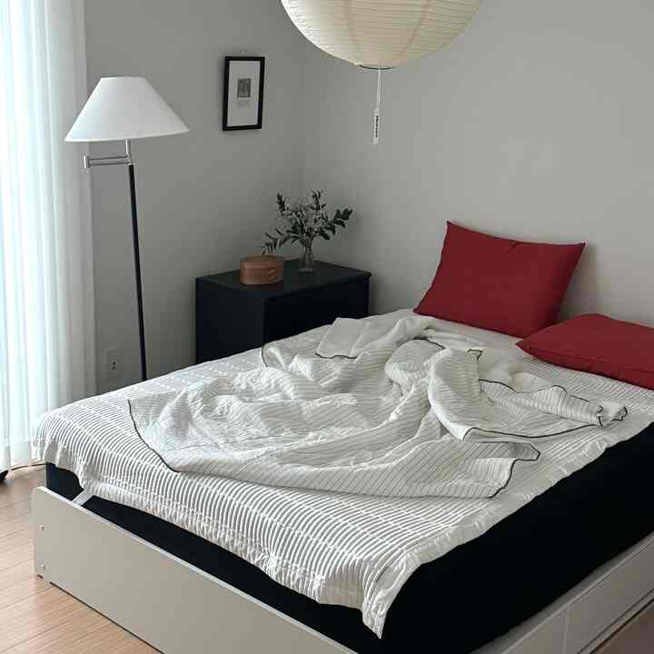 Sarung bantal merah yang saya beli karena saya ingin warna-warna cerah di musim panas
Warnanya tidak sepenuhnya merah,
tetapi agak berwarna bata, jadi saya lebih menyukainya🤍

#Warna titik rumah saya #컬러인테리어 #베개커버
#Interior kamar tidur #침실꾸미기 #침구인테리어
#Lee's La Maison #깃든이불 #여름이불 #여름침구