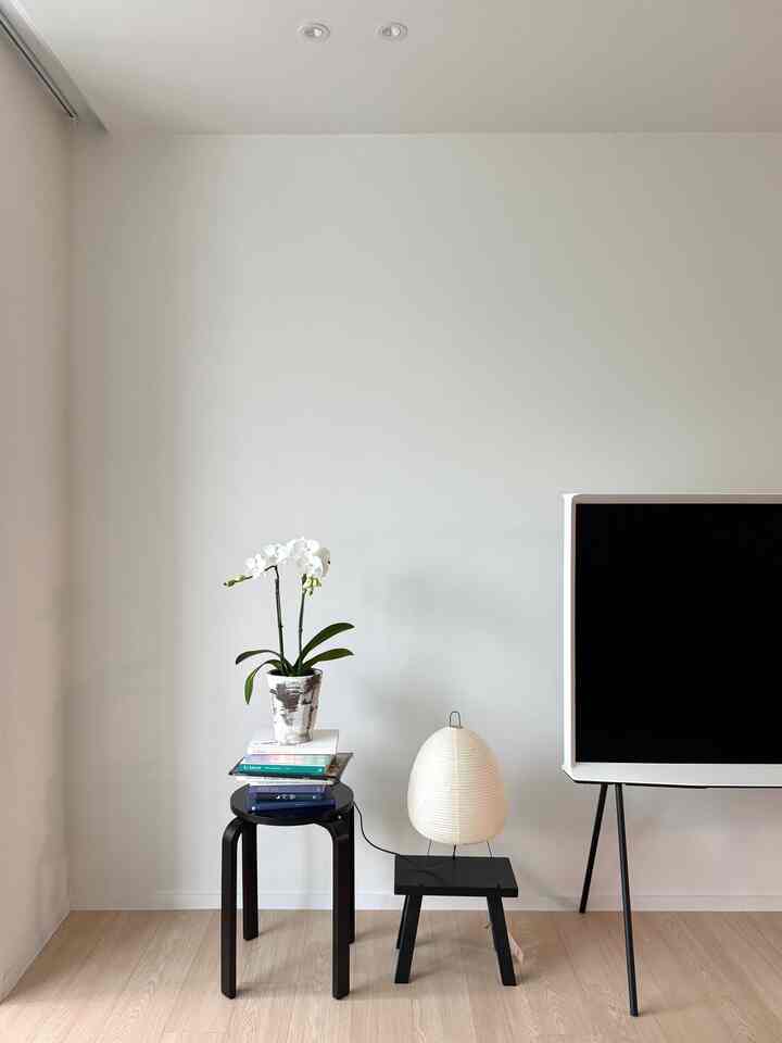 A small accomplishment after 4 months of waiting.
The orchid grew a flower stalk and bloomed beautifully once again.
A moment as pretty as the wait! So pretty〰️🤍

#2026CalendarHouse #봄
#Communication #구축인테리어 #신혼집인테리어 #홈스타일링 
#Today'sOurHome #거실인테리어 #구축리모델링