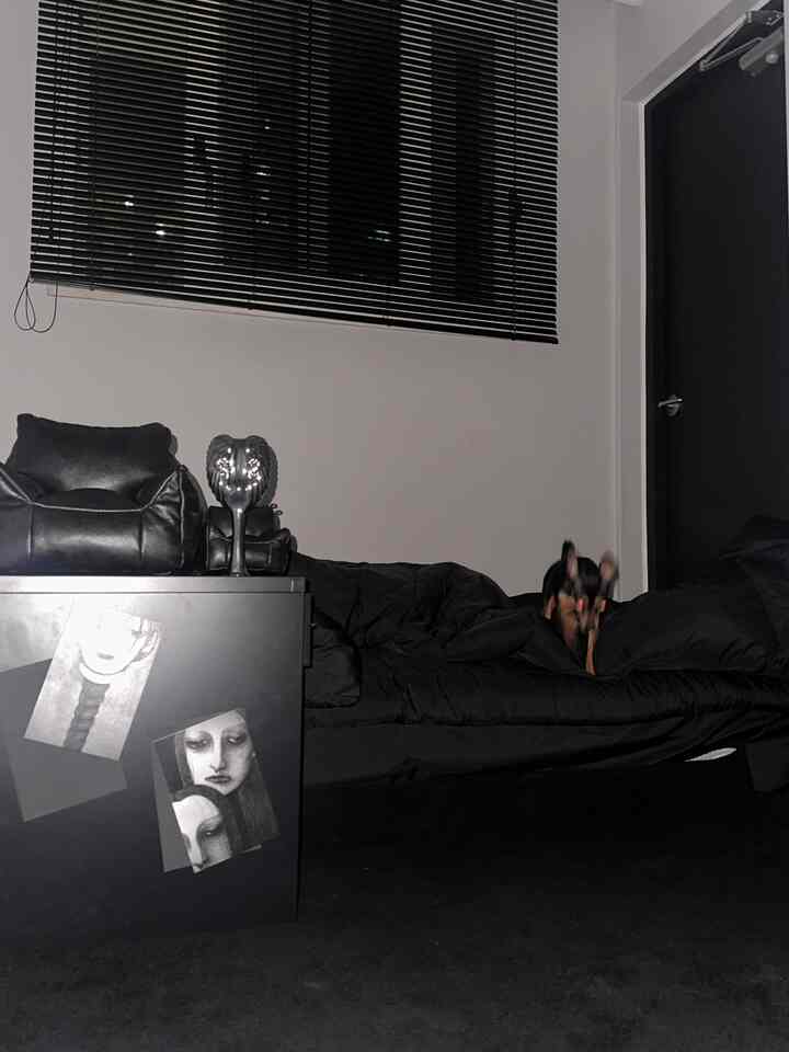 黒を基調としたリビングスペース、ビーンバッグソファとラグが配置されたモダンで落ち着いた雰囲気のインテリア