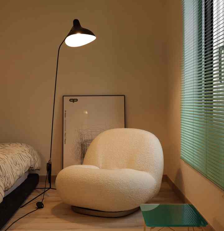 雲のようなソファ☁️ 

素敵な質感のあるかわいいソファ
装備のパシャチェア🌥️

ハイエンドブランドで使用するブックル素材を活用して
ユニークな感じの持ちたいソファを完成しました。

ソファ一つで雰囲気を変えることができれば
それはパシャチェアでしょう☺️
。
。
。
ブランド：装備Gubi @gubiofficial 
製品名：パシャラウンジチェアスイベル 
価格帯：7,490,000ウォン（公式基準）  #구비 #gubi #구름의자 #구비파샤체어 #명품가구 #하이엔드가구 #하이엔드인테리어 #우리집포인트컬러 