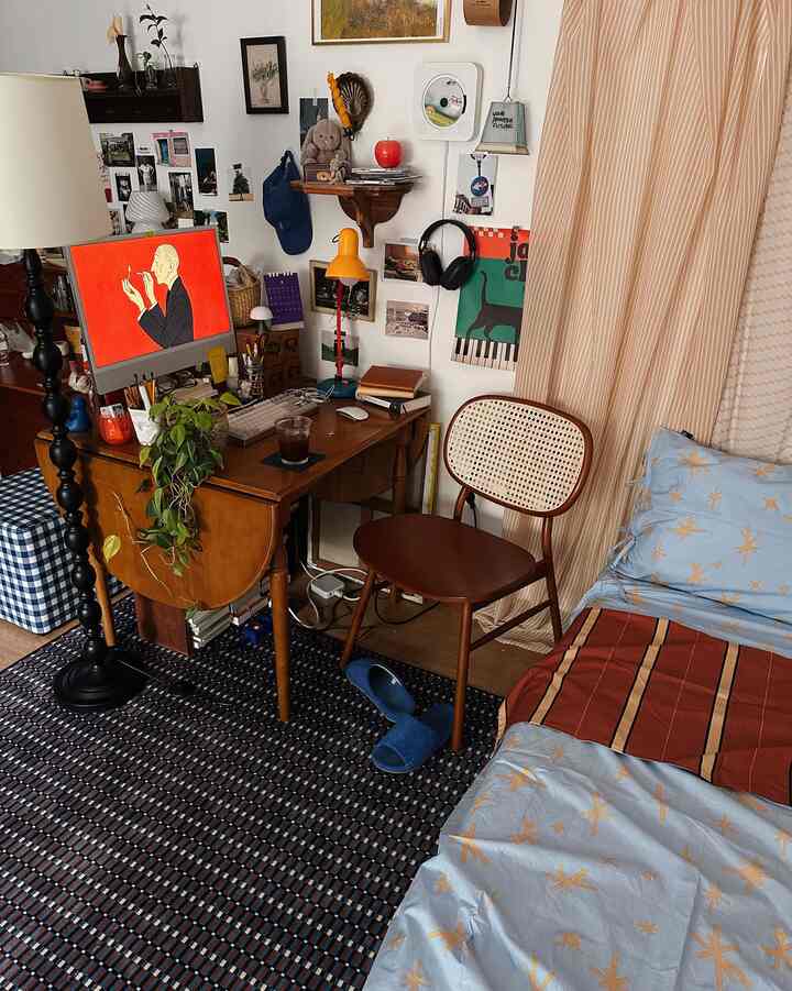 ナチュラルカラーと木目調が調和した一人暮らしのワンルーム、ホームオフィスと寝室のある雰囲気の良いインテリア