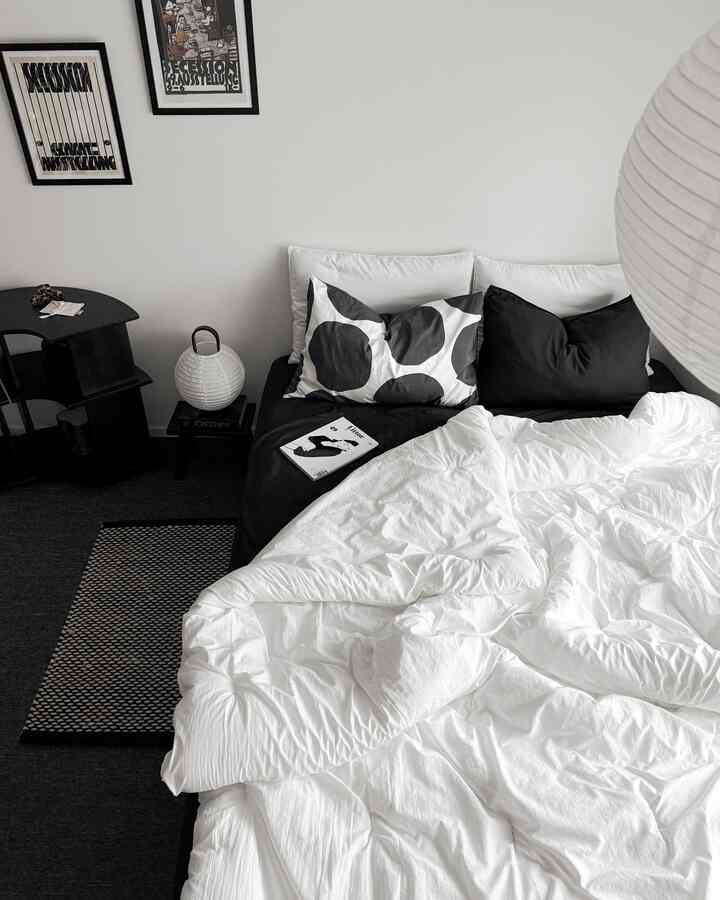 #우리집포인트컬러まさにブラック＆ホワイト！ 。 
一つだけ置いてもポイントになって視線をひきつけます。
触れるタッチ感も魅力的なブランドです。 

使ってみた方はご存知です。 
夏の寝具と枕カバーだけを使ってみましたが、 
すでに四季折々の寝具も欲があります:) 

寝具金持ちジェニーホームムードで強力おすすめです！ 🤍🖤🩶

🏷️ thanks to @koyuhaus  #koyu #고유베개커버 #고유하우스 #koyuhaus #베딩 #이불 #침실인테리어 #침실스타일링 #여름테리어 #여름침구  #bedroomdecor #bedding #bedroominspo #pillowcover #스페셜크리에이터 