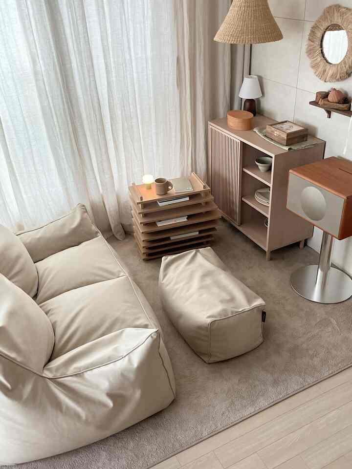 ベージュと木目調が調和した暖かく居心地の良いリビング、ビーンバッグソファとウッドシェルフが雰囲気を醸し出す