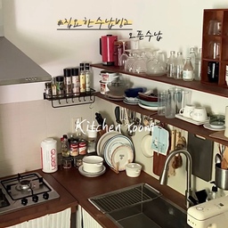 2층 주방은 철거부터 시작해 완전히 새로 태어난 공간입니다 
상부장을 없애고 짜넣은 선반 위에는 자주 쓰는 컵과 그릇, 손이 닿는 자리에 집요하게 배치했어요
수납이 꼭 가려야 할 필요는 없더라고요
자주 쓰는 것들과 자주 보고 싶은 것들을 함께 정리해 두는 것이 저희 집 주방의 수납 방식입니다
#집요한수납빙고 1 #시크릿챌린지 #ftc 
#오늘의집 #오픈수납 #주방선반 #주방꾸미기 #홈스타일링 #기록챌린지 #맞팔 #소통 #집꾸미기 #홈카페 #주택 #주택에살아요 
