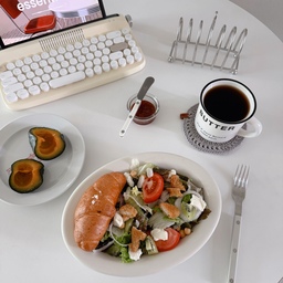 요즘 단호박 철이라 넘 행복해요.
마트에서 사온 단호박이 달고 맛있어서 아침 브런치에, 간식으로, 밤에도 하나씩 꺼내먹고있어요.
냉털한 샐러드 가득 담고
트레이더스에서 사온 소금빵(트레이더스 소금빵 맛있어요) 올려 주말 브런치 완성!
#오홈스토랑 5 #콘수프기록 
_
#onmytable #tablesetting #아침 #아침메뉴 #홈브런치 #브런치 #브런치접시 #너븐재 #너븐재머그  #그릇추천  #요리 #홈스타그램  #테이블셋팅 #인테리어소품 #테이블웨어 #도자기그릇  #샐러드그릇 #커트러리 #그릇추천 #원형테이블 #사브르 #사브르커트러리 #커트러리추천 #마블프루트 #테이블매트 #턱스톤 #엑토키보드